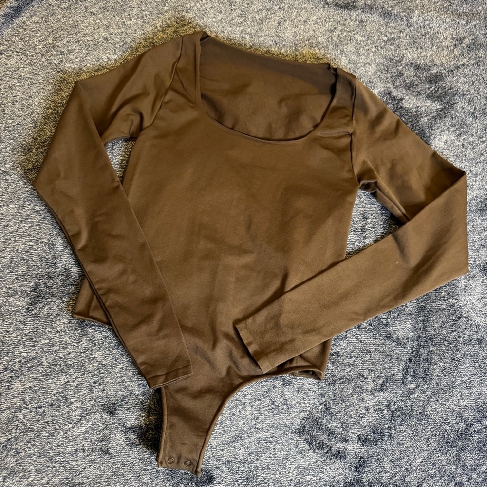 SKIMS Essential Scoop Neck Long Sleeve Bodysuit Women’s Size S/M
